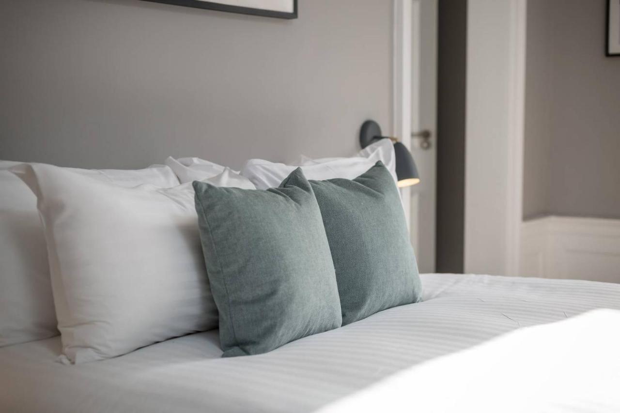 Joivy Spacious And Bright 1Bed Apt, Short Walk From Princes Street Edimburgo Esterno foto